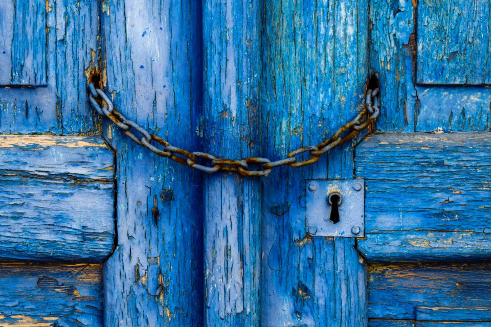 Chain keyhole aged