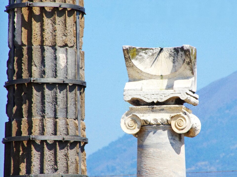 Column ionic sundial