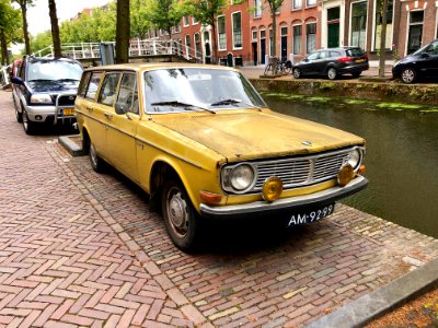 Volvo 145 S, Koornmarkt, Delft, Zuid-Holland, Nederland 