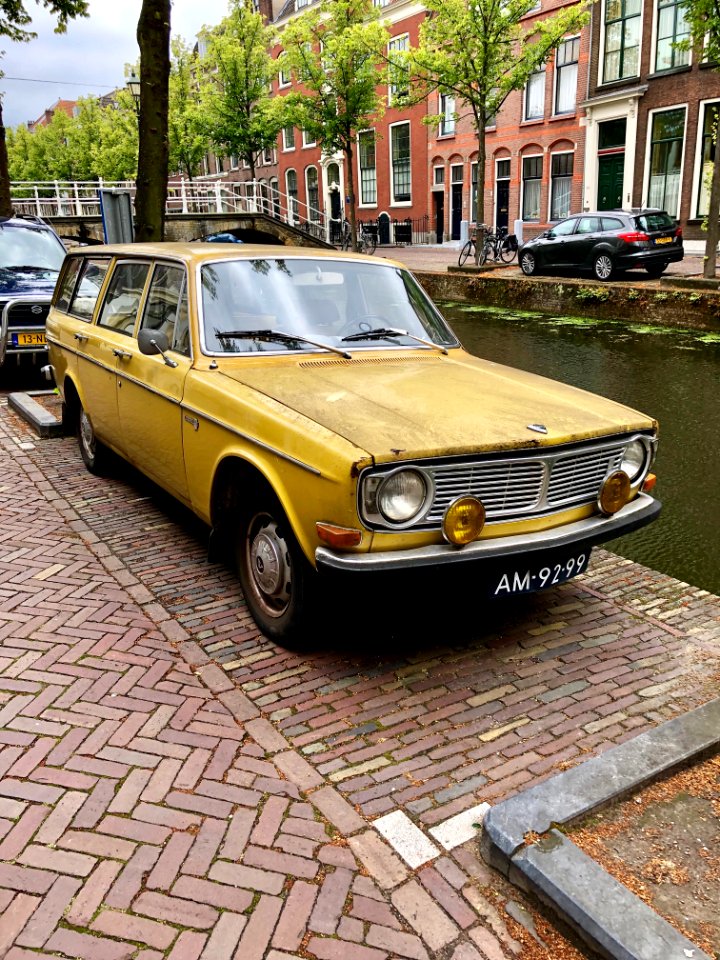Volvo 145 S, Koornmarkt, Delft, Zuid-Holland, Nederland 
