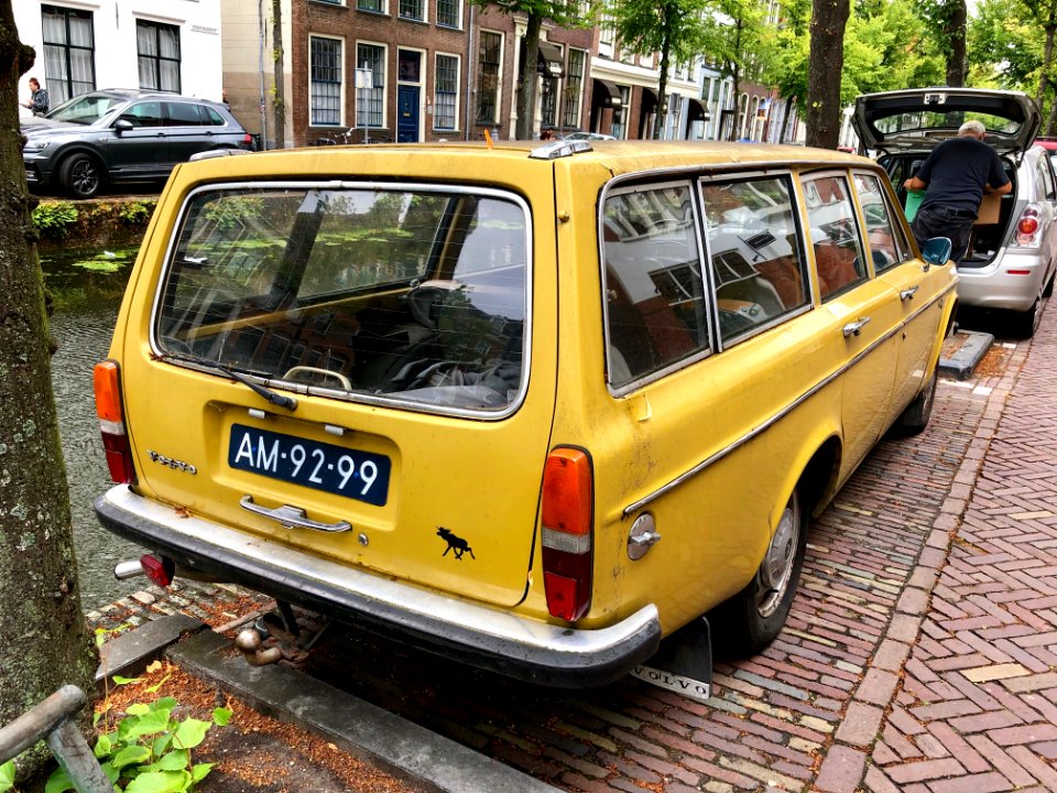 Volvo 145 S, Koornmarkt, Delft, Zuid-Holland, Nederland 