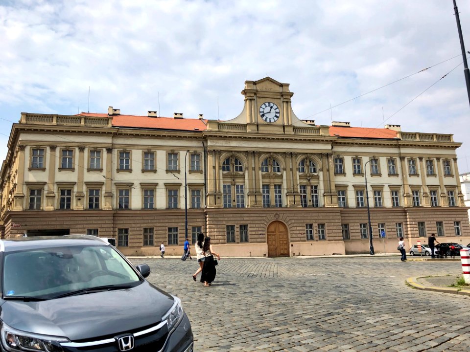 Budova Bývalých Hradcanských Kasaren, Hradčany, Praha, Hla… 