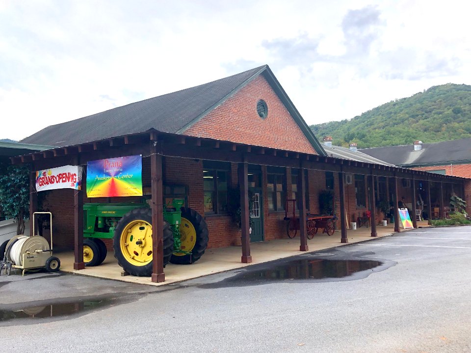 Old Cullasaja Elementary School (Whistle Stop Depot Antiqu… 