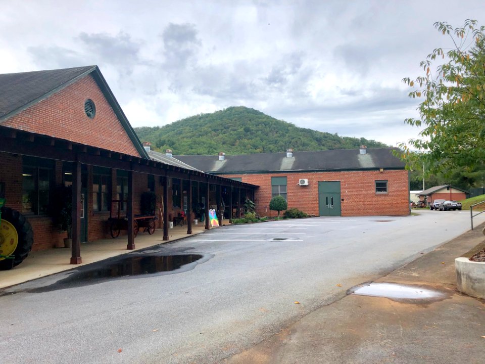Old Cullasaja Elementary School (Whistle Stop Depot Antiqu… 