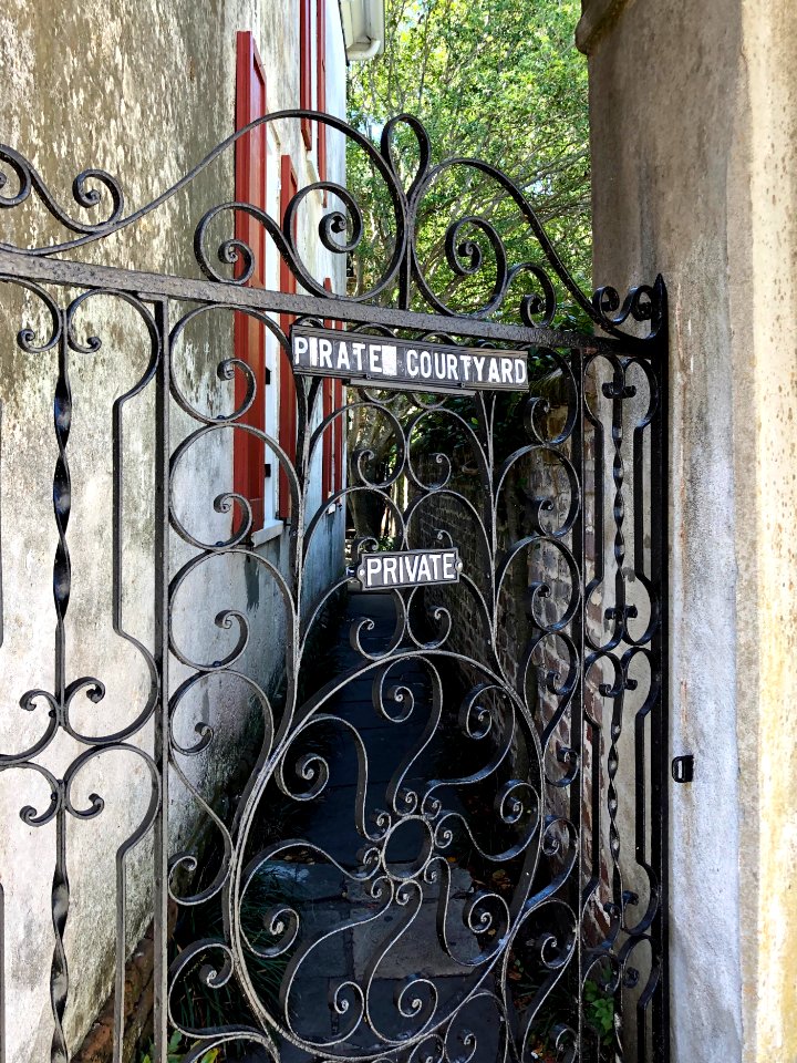 Pirates Courtyard, Church Street, French Quarter, Charlest… 
