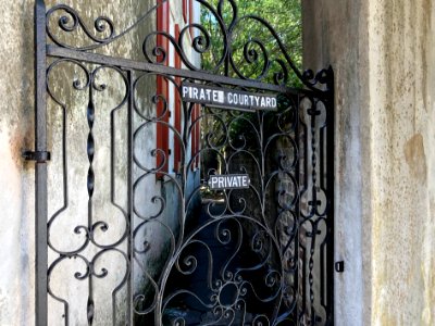 Pirates Courtyard, Church Street, French Quarter, Charlest… 
