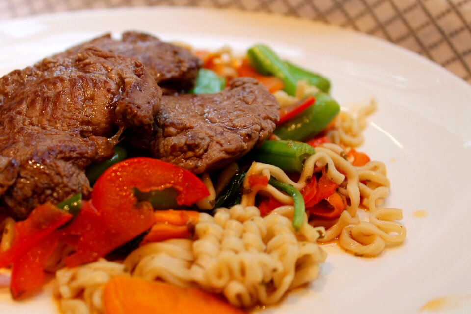 Noodle steak vegetables