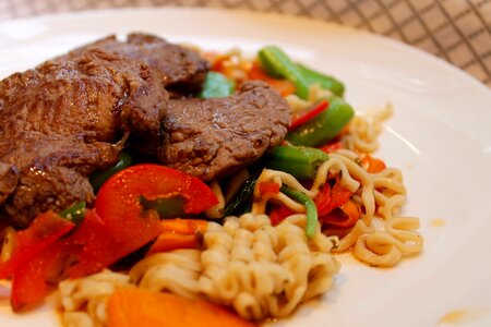 Noodle steak vegetables