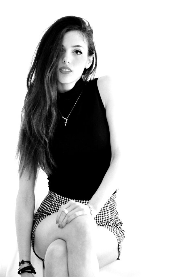 Legs shoert black and white