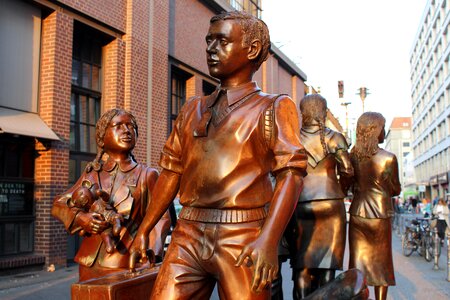 Monument capital human