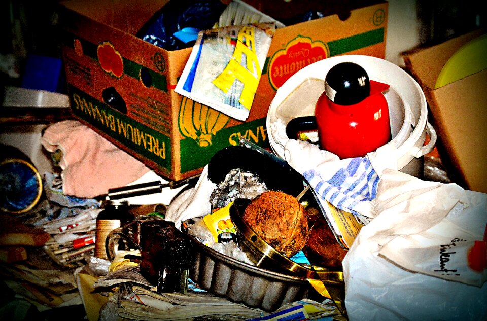 Collect messie-apartment garbage