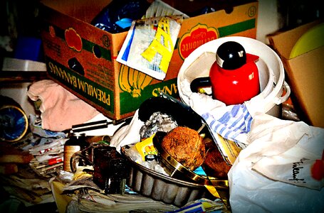 Collect messie-apartment garbage