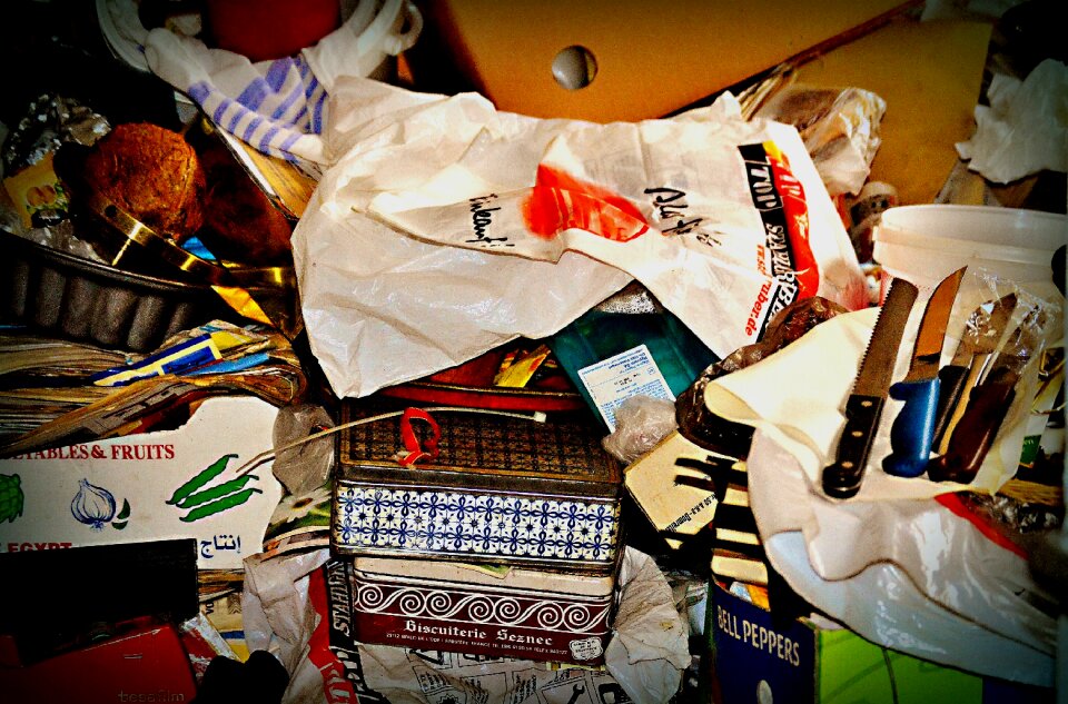 Collect messie-apartment garbage