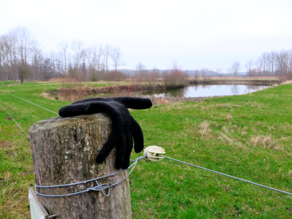 Don't touch the wire 