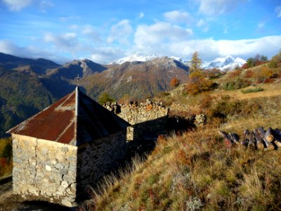 Ruines et petite chapelle ? 