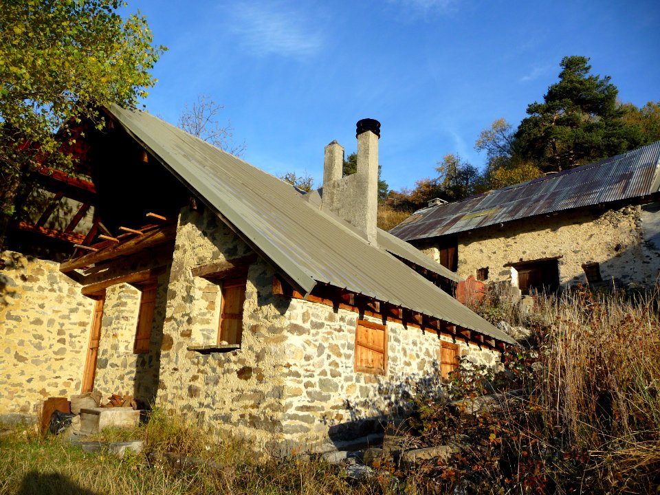 Chalet rénové et vieille bâtisse 
