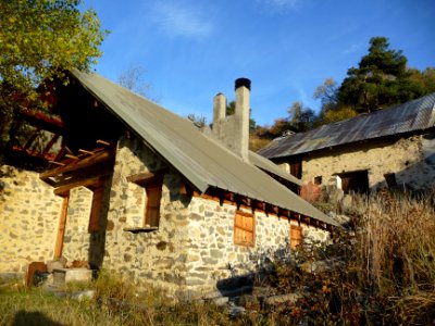 Chalet rénové et vieille bâtisse 