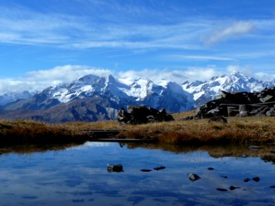 Petite mare et sommets enneigés 