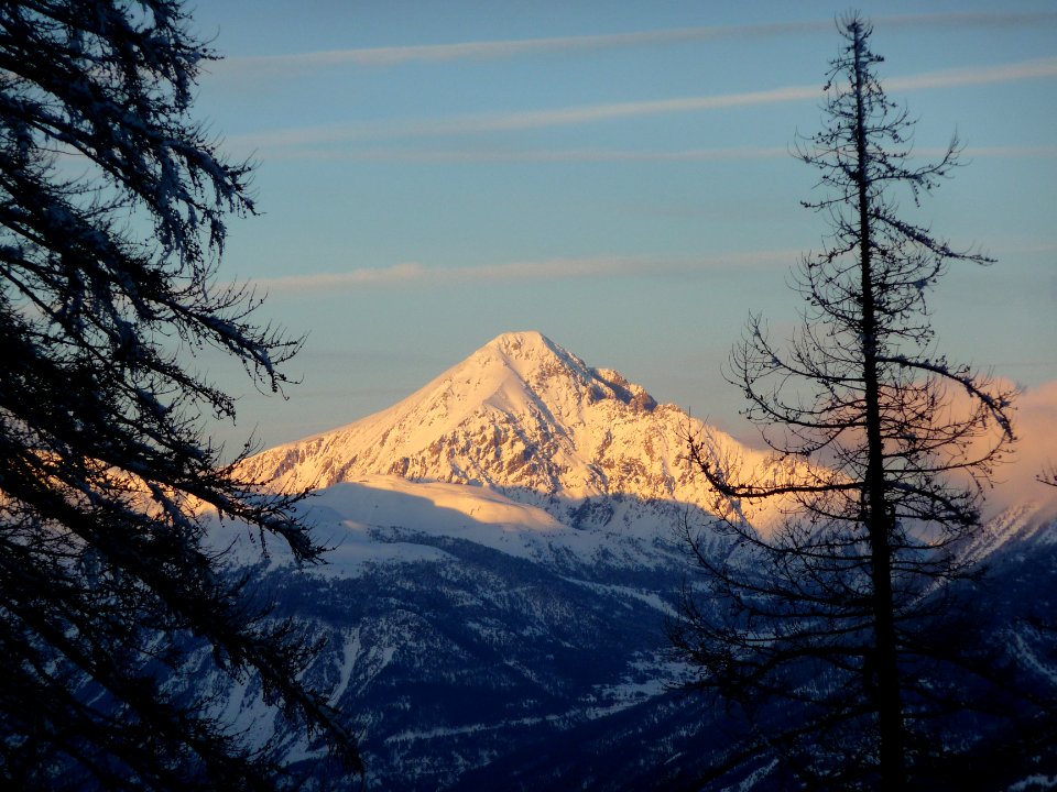 Le Mont Chaberton dans la lumière rose du soir 