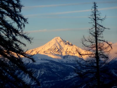 Le Mont Chaberton dans la lumière rose du soir 