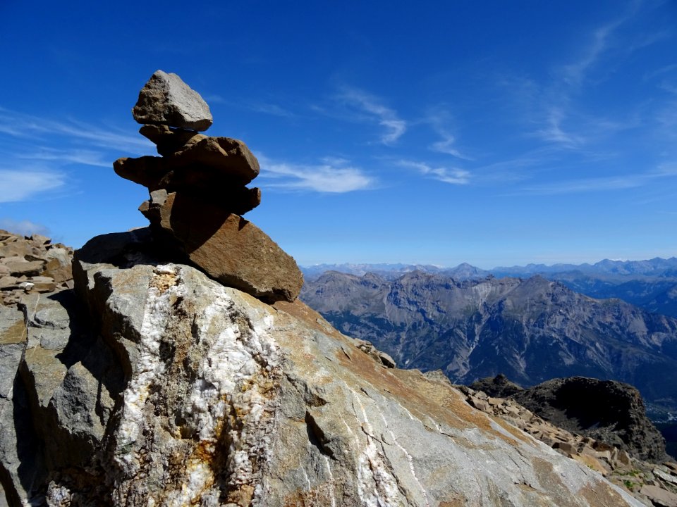 Un cairn sur l'arête de l'Aiglière 