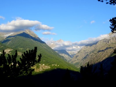 Vallée d'Entre-les-Aygues, à gauche l'Aiglière se cache de… 