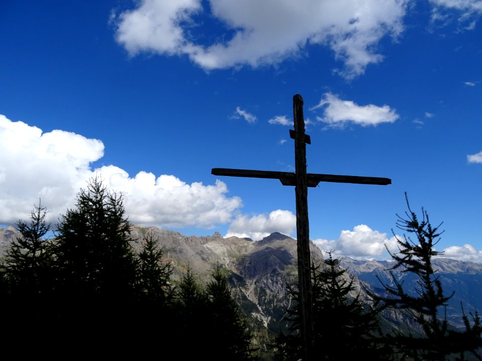 Croix de bois dans l'axe du Montbrison 