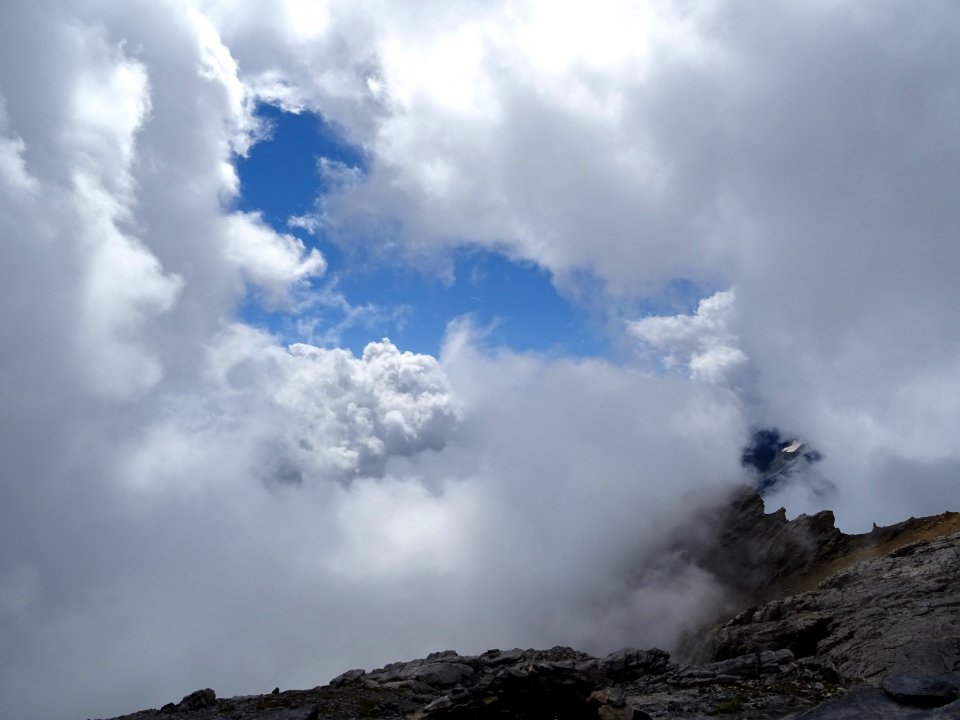 Un espace bleu entre les nuages, pris du sommet de la Blan… 
