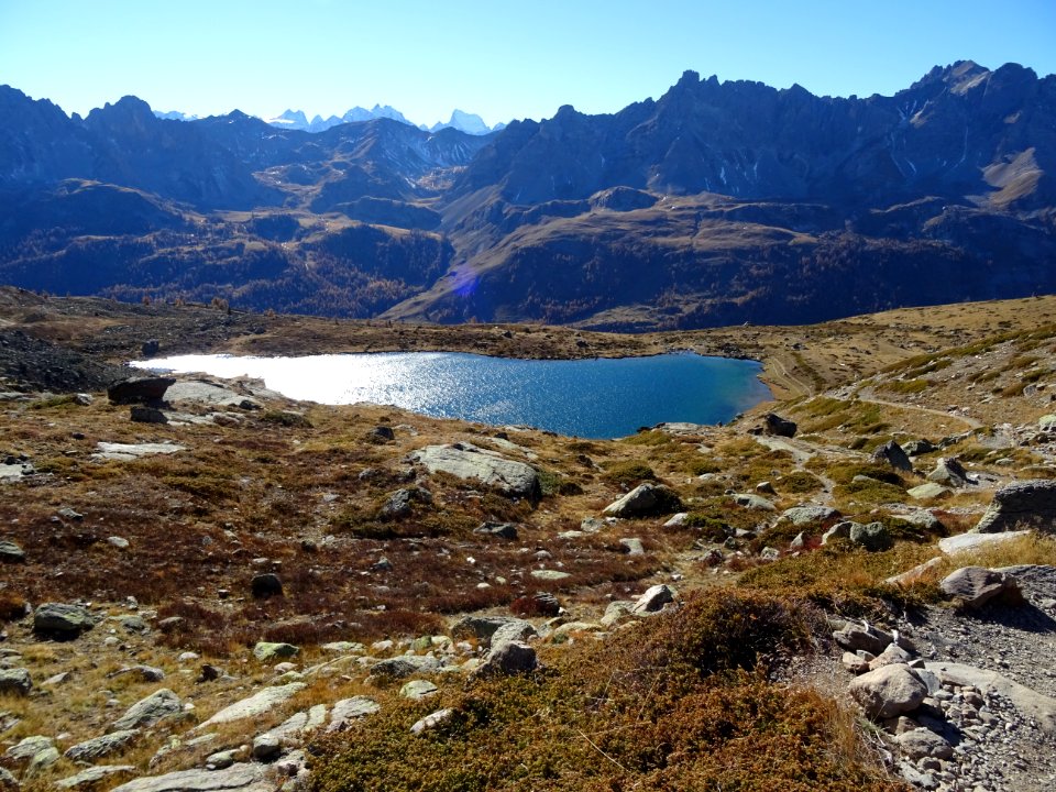 Lac Laramon, tout au fond, la Barre des Ecrins 