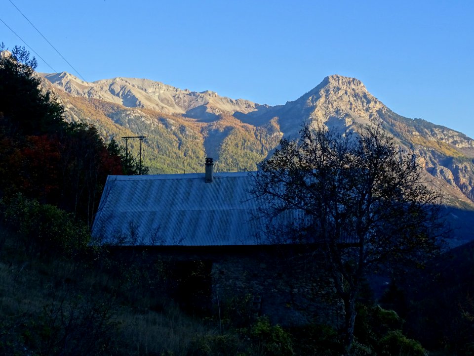 Habitation, au loin la Tête des Raisins 