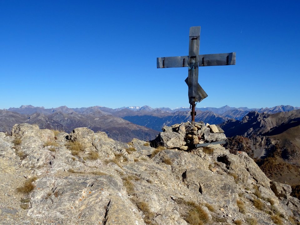 Croix métallique au sommet de la Tête du Puy (2532 m) 