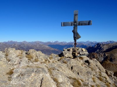 Croix métallique au sommet de la Tête du Puy (2532 m) 