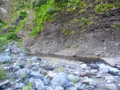 Rivière des Galets, la courbe a creusé par erosion le pied… 
