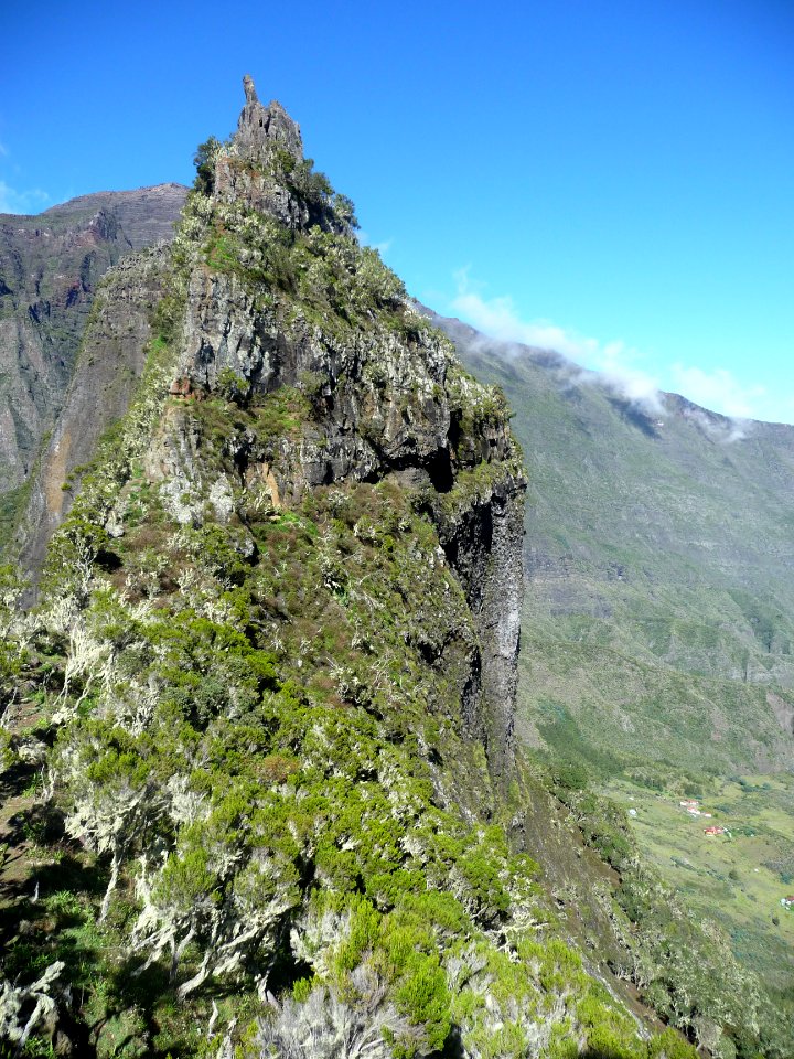 Arête des Trois Salazes dans le ciel bleu, versant cirque … 