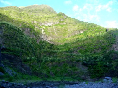 Le rempart à l'aplomb de la source Cambour 