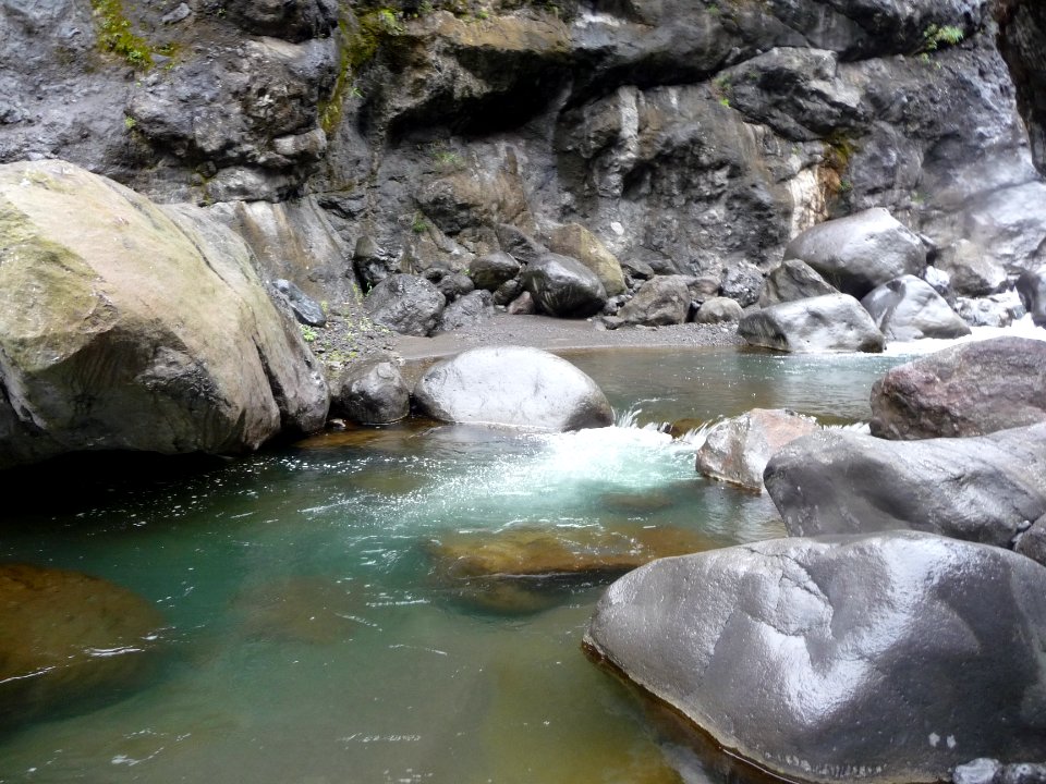 Belle piscine naturelle dans la Rivière des Galets 