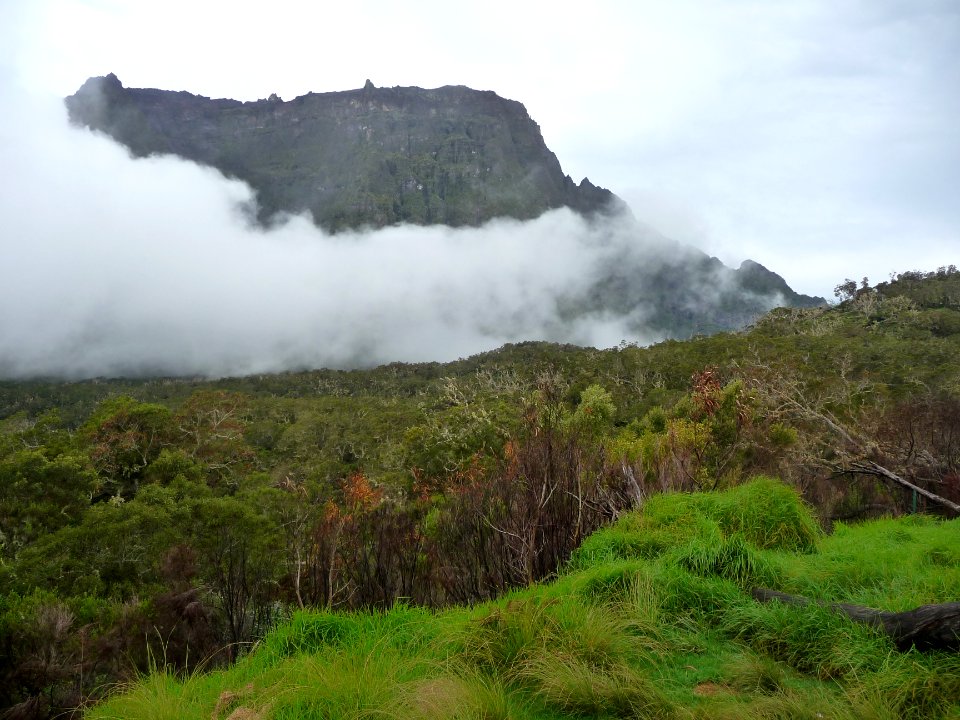 Le Morne de Fourche avec son écharpe de nuages blancs 