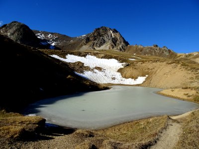 Petit lac gelé à Saume Longue 