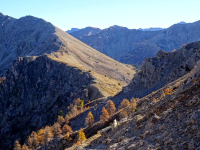 En descendant vers le col sur la crête des Queyrelets 