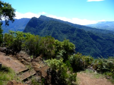 Lacet du sentier et vue vers les diverses crêtes et pointe… 