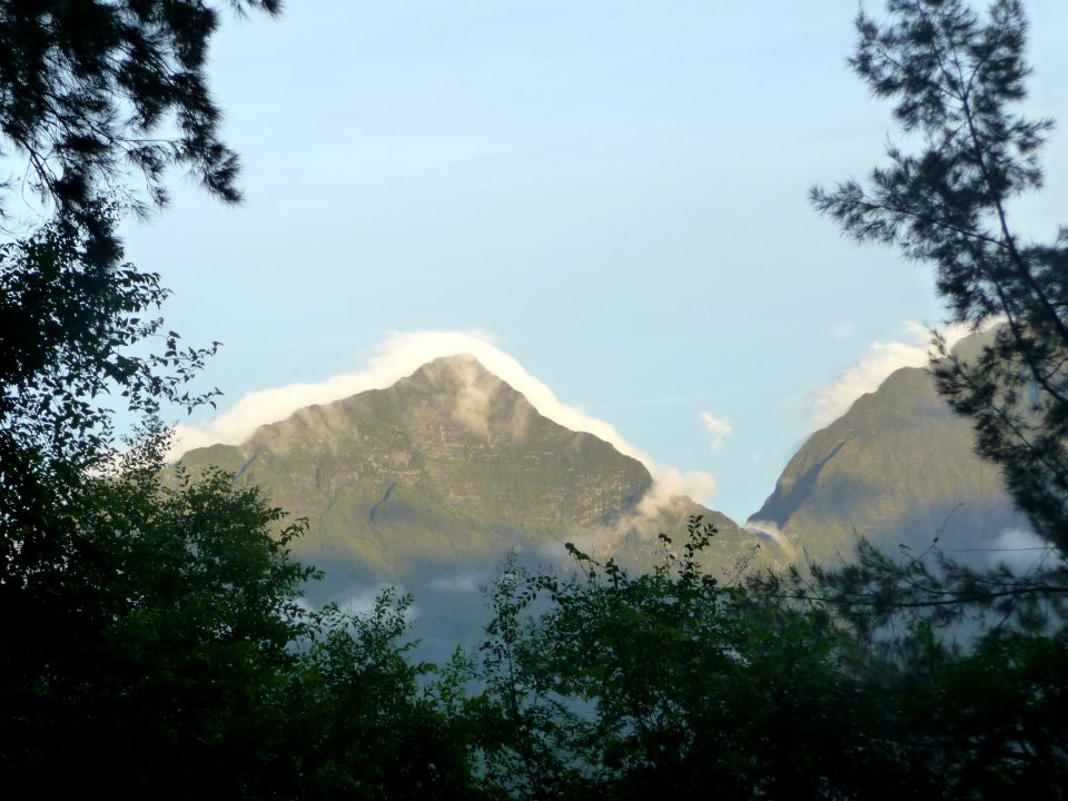 Le Cimendef ourlé de nuages blancs 