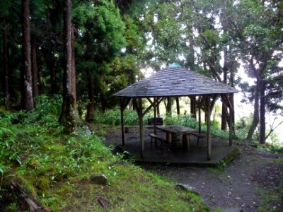 Un petit kiosque avec vue sur la vallée à droite 