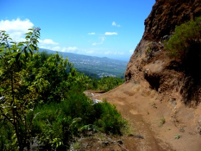 Le sentier file tout droit et affleure la roche et la terr… 