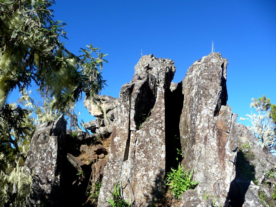 Passage rocheux sur l'arête des Trois Salazes 