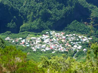 Vue plongeante sur le village du Petit Serré 