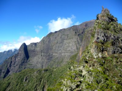 Arête des Trois Salazes dans le ciel bleu, versant cirque … 
