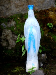 Une Vierge Marie blanche et bleue 