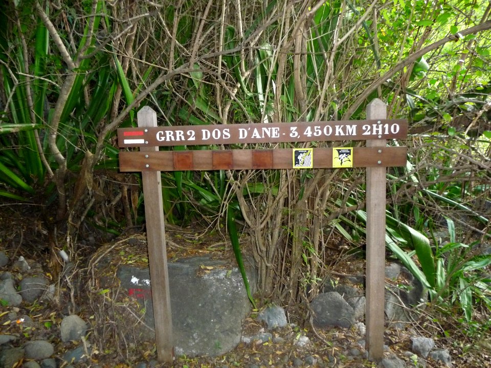Pancarte au bas du sentier Dos D'Ane 3,450 km 2H10 