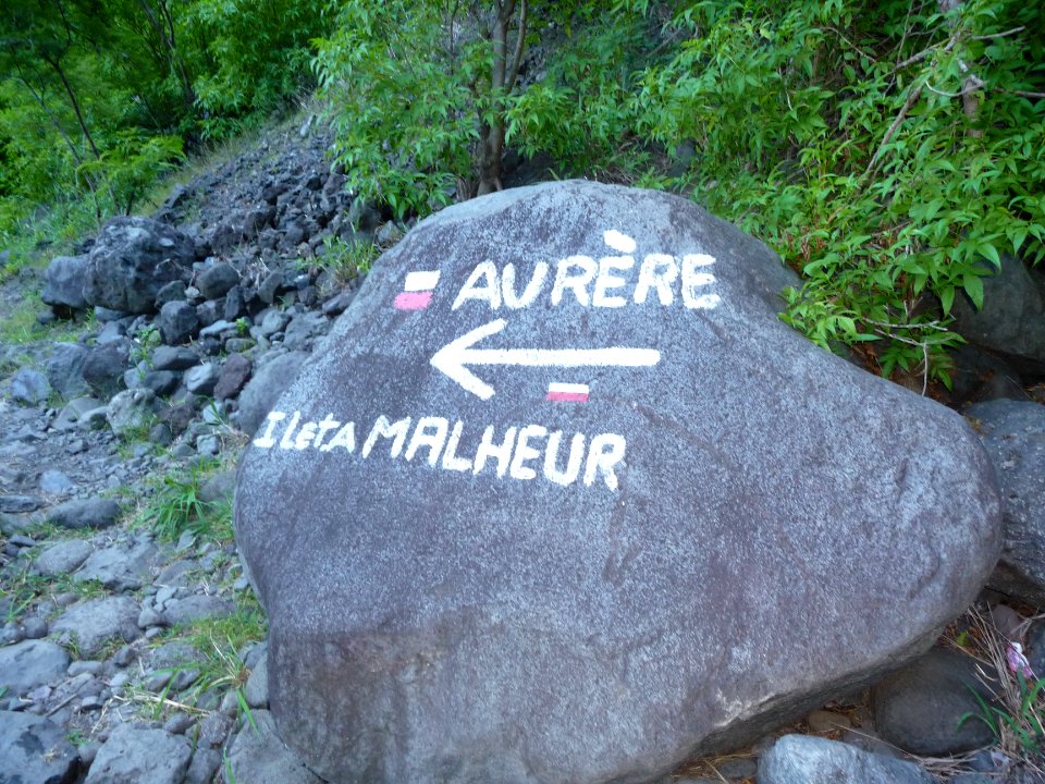 Rocher avec la direction Aurère et Ilet à Malheur 