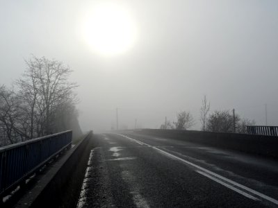 Le soleil essaie de percer le brouillard, il est 11H du ma… 